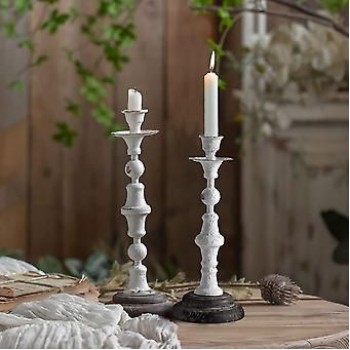 شمعدان ابيض معتق معدن بقاعده خشب بتصميم كلاسيك متوفر شكل واحد  -L4808