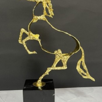 تحفه حصان معدن  مذهب بقاعد سيراميك اسود -L5472