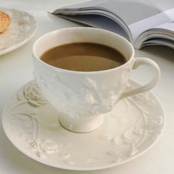 كوب قهوه وصحن من سراميك على تمط الاروبي -4151