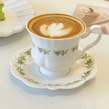 كوب وطبق من سراميك بتصميم اوربي بزخارف انيقه -5126