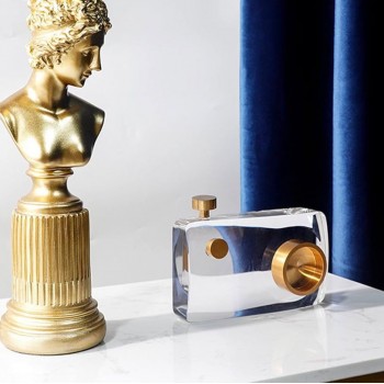 كريستال  زجاجي شفاف  بتصميم كاميراتصوير متوفر الحجمين L3740