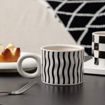 كوب  قهوه سراميك بخطوط متموجه L3524