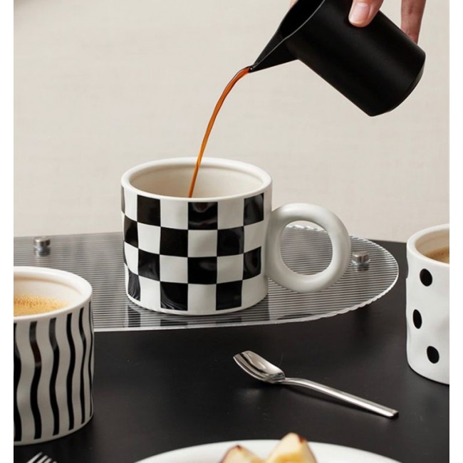 كوب قهوه سيراميك بتصميم شطرنج L3524
