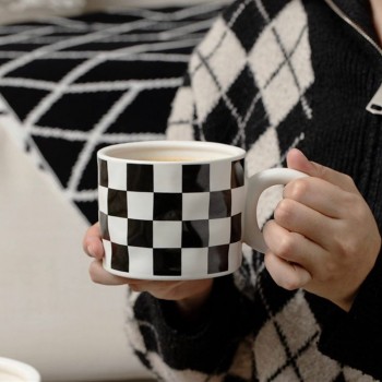 كوب قهوه سيراميك بتصميم شطرنج L3524