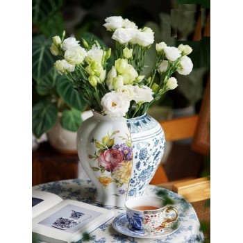 فازه مصنوعه من البرسلان الفاخر بتفاصيل من النقوش الزرقاء والوردL6996