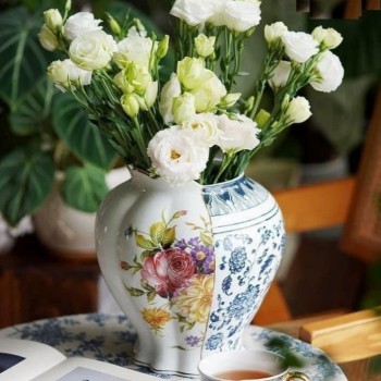 فازه مصنوعه من البرسلان الفاخر بتفاصيل من النقوش الزرقاء والوردL6996