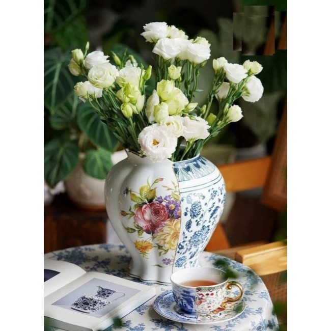 فازه مصنوعه من البرسلان الفاخر بتفاصيل من النقوش الزرقاء والوردL6996