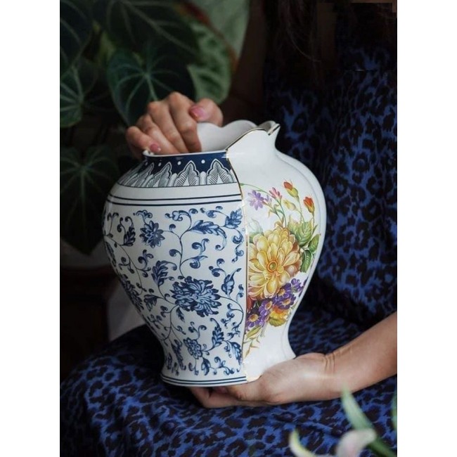 فازه مصنوعه من البرسلان الفاخر بتفاصيل من النقوش الزرقاء والوردL6996