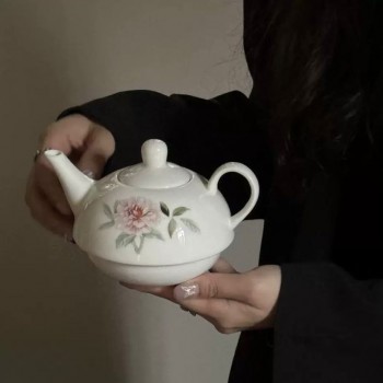 ابريق سراميك بنقوش الزهور 7243