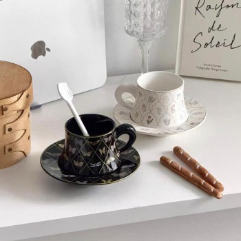 كوب شاي وصحن سيراميك تصميم اوربي متوفر لونين 7372