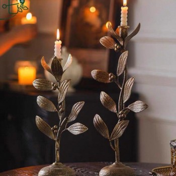 شمعدان ذهبي معدن معتق بتصميم ورق نبات متوفر الحجمين 7867