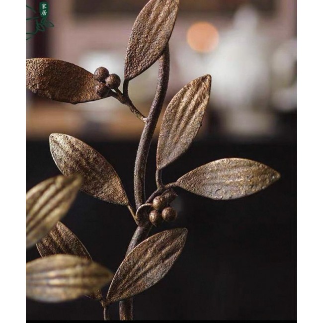 شمعدان ذهبي معدن معتق بتصميم ورق نبات متوفر الحجمين 7867