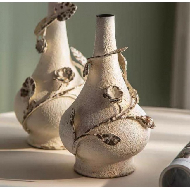 فازة معتق أبيض معدن بتصميم فرنسي متوفرحجمين  8114