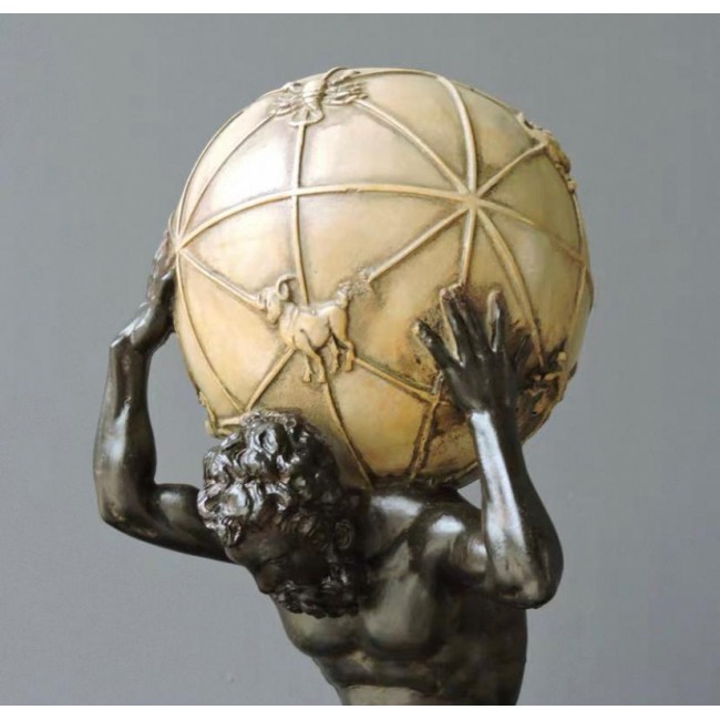 تحفه رجل حامل كرة من الراتنج على الطراز الروماني L7054