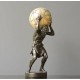تحفه رجل حامل كرة من الراتنج على الطراز الروماني L7054