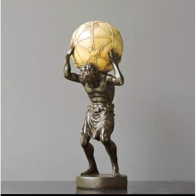 تحفه رجل حامل كرة من الراتنج على الطراز الروماني L7054