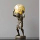 تحفه رجل حامل كرة من الراتنج على الطراز الروماني L7054