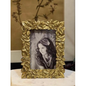 برواز صور بإطار ذهبي بتصميم ورق نباتات مثالي لديكور المنزل 7638