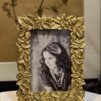 برواز صور بإطار ذهبي بتصميم ورق نباتات مثالي لديكور المنزل 7638