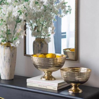 صحن تقديم بقاعده معدن منقش بتصميم رماني أنيق متوفر الحجمين 7630