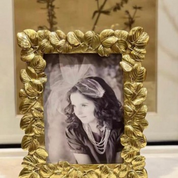 برواز صور بإطار ذهبي بتصميم أوربي انيق 7639