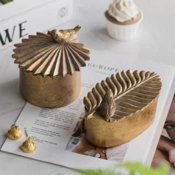 تحفة بغطاء بتصميم ورق نباتات وعصفور ذهبي معتق متوفر حجمين  7596