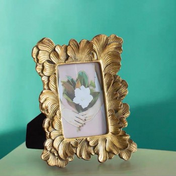 برواز صور بإطار ذهبي بتصميم بتلات الورد مثالي لديكور المنزل 7637