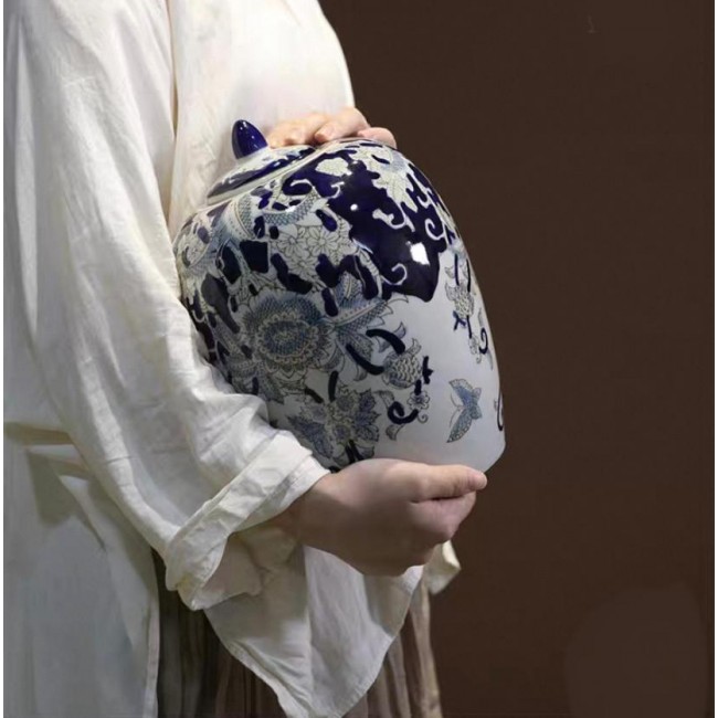 فازة بغطاء سيراميك بزخارف أنيقة مثالي لديكور المنزل 7510