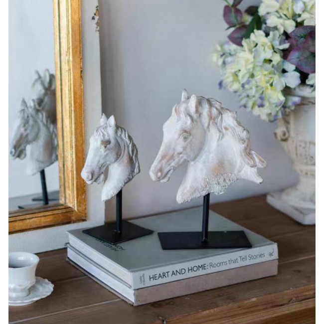 تحفة حصان خشب أبيض بقاعدة معدن متوفر الحجمين 7573