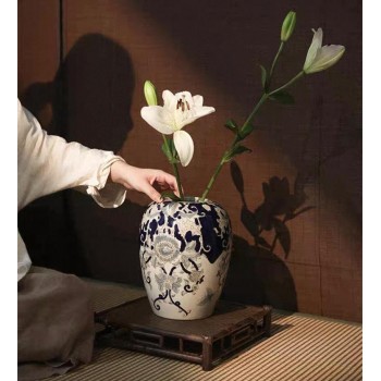 فازة بغطاء سيراميك بزخارف أنيقة مثالي لديكور المنزل 7510