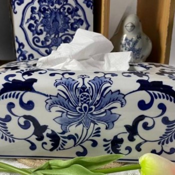 علبة مناديل سيراميك بزخارف ورد زرقاء 6987