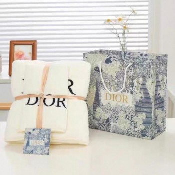 منشفة بيضاء ناعمه ديور قطعتين 7772