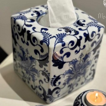 علبة مناديل سيراميك بنقوش ورد زرقاء بشكل مربع 6985