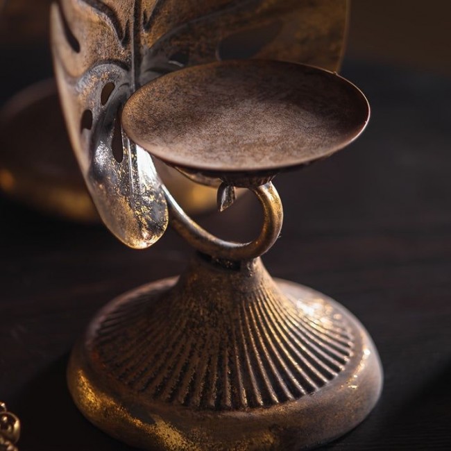 شمعدان ذهبي معتق بتصميم ورق استوائي متوفر الحجمين 8100