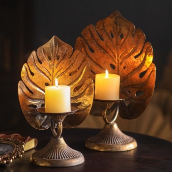 شمعدان ذهبي معتق بتصميم ورق استوائي متوفر الحجمين 8100