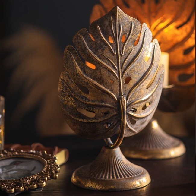 شمعدان ذهبي معتق بتصميم ورق استوائي متوفر الحجمين 8100