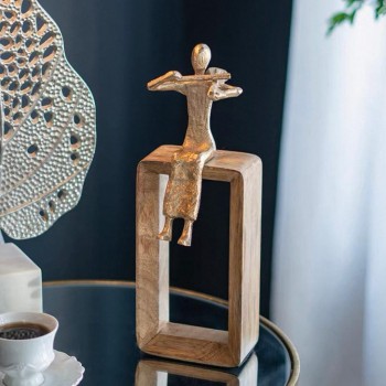 تحفة عازف معدن بقاعده خشب طبيعي ملائم لديكور المنزل 7422