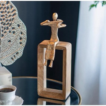 تحفة عازف معدن بقاعده خشب طبيعي ملائم لديكور المنزل 7422