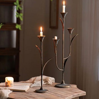 شمعدان معدن معتق بتصميم انيق طراز اوربي متوفر الحجمين 5733