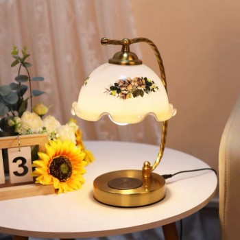 وحده اضاءه LED  تعمل بلمس مكتبي بتصميم اوربي كلاسيك -L6523