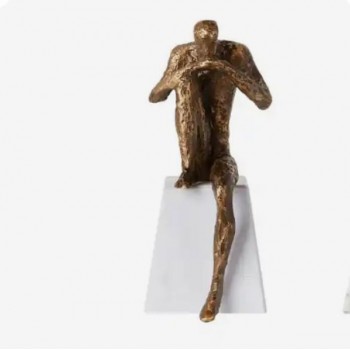 تحفه شخصية  رجل الراتنج ذهبي معتق  بقاعده سيراميك L5591