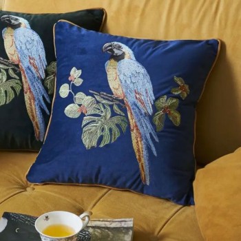 مخده انيقه مطرزه بتصميم طائر قماش مخمل -5266