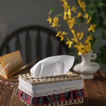 علبة مناديل مصنوعه من الخوص والقماش