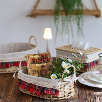 سله مصنوعه من الخوص الطبيعي والقماش بتصميم شتوي