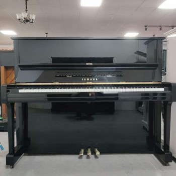 بيانو فاخر مصنوع من الخشب الطبيعي 