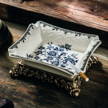 طفاية سجائر سيراميك بتصميم الورود الزرقاء 