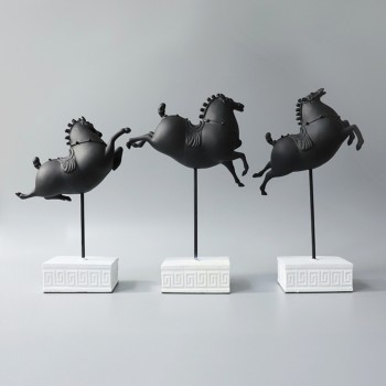 طقم تحف سيراميكبتصميم خيل  3 قطع 