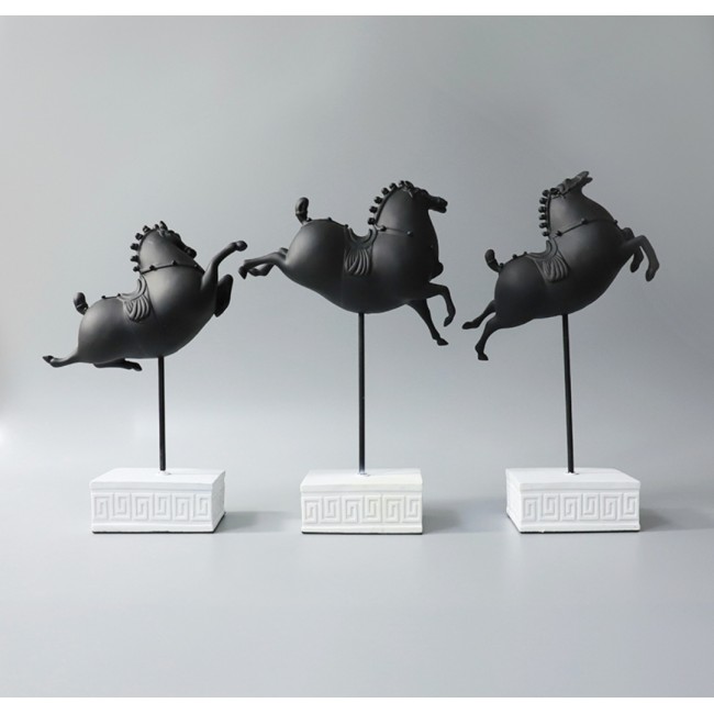 طقم تحف سيراميكبتصميم خيل  3 قطع 