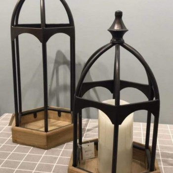 فانوس مصنوع من الخشب الطبيعي والمعدن متوفر بمقاسين