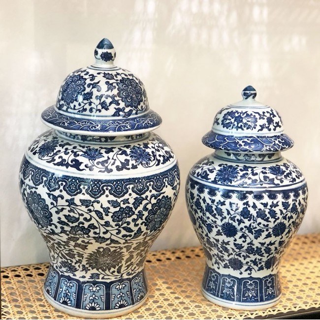 فازه بورسلان بنقشة الورود حجم كبير الزرقاء متوفره بحجمين فازه بورسلان بنقشة الورود حجم كبير الزرقاء متوفره بحجمين